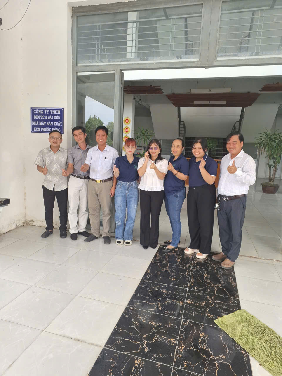 Ảnh lưu niệm tại văn phòng Biotech Sài Gòn – Phước Đông